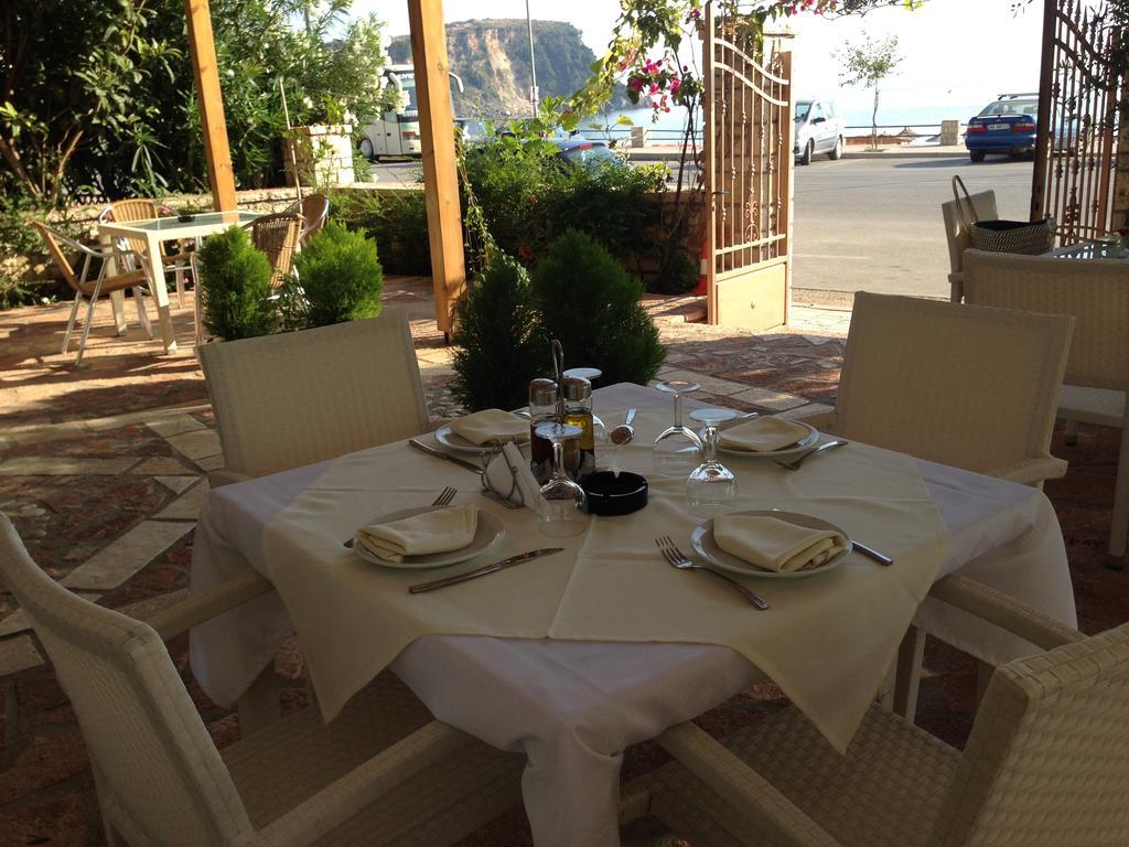 Rondos Hotel Himare Eksteriør bilde
